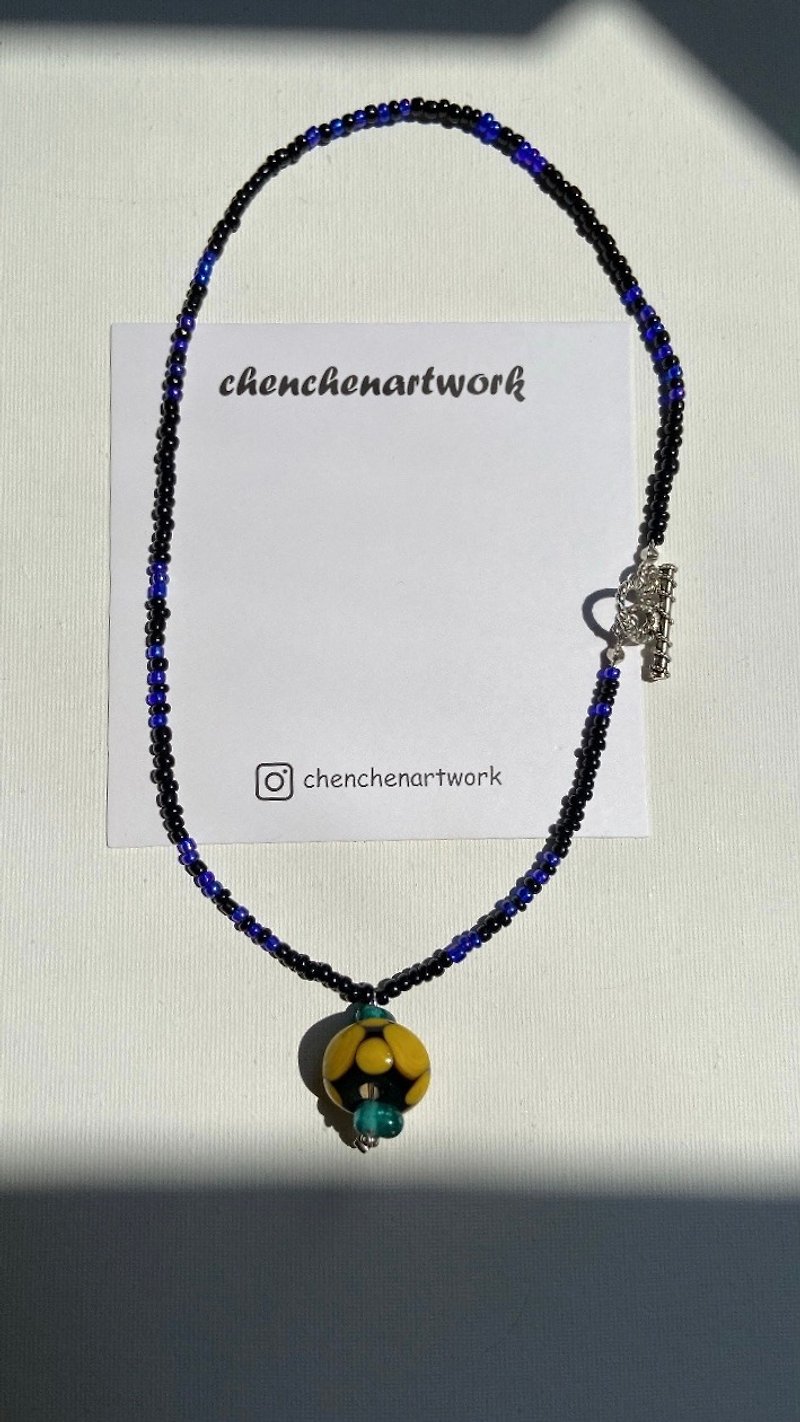 Bee Black Beaded Necklace Handmade Necklace - สร้อยคอ - วัสดุอื่นๆ สีดำ