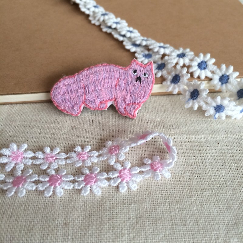 C'est trop Mignon \\ handmade embroidery * laughing smile cat pins - เข็มกลัด - งานปัก สึชมพู
