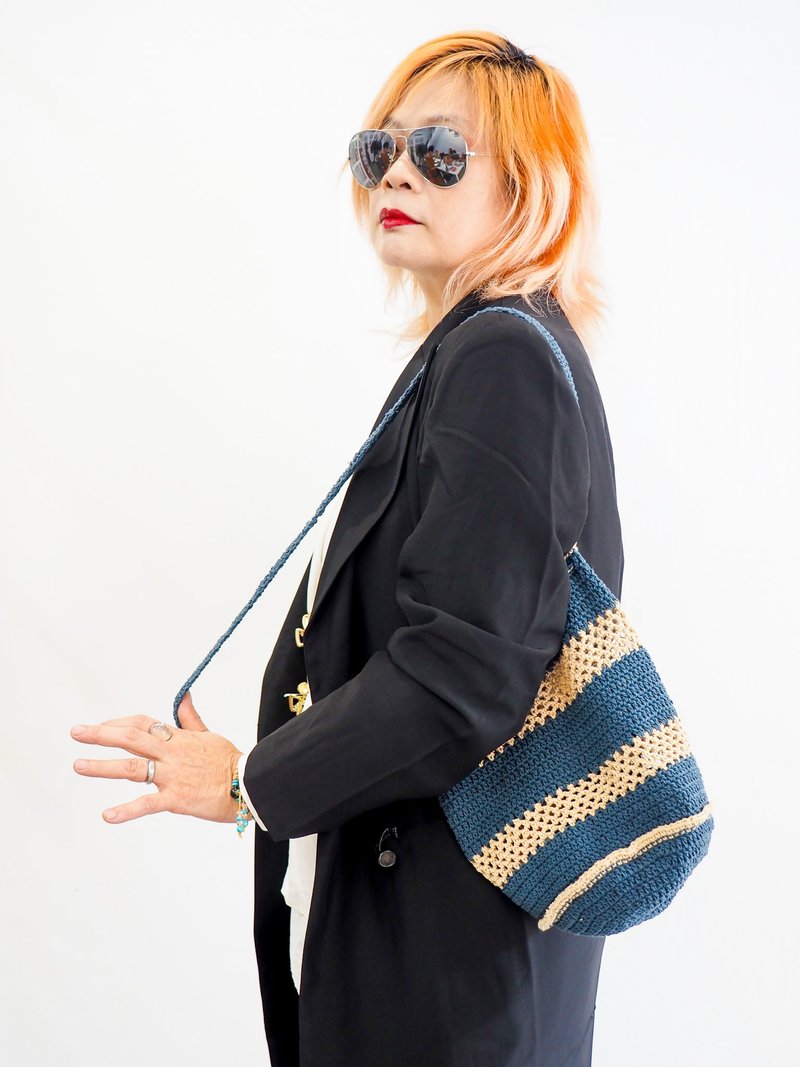 [Grandma’s clever knitting] Handmade indigo and goose yellow contrast crochet shoulder bag - Messenger Bags & Sling Bags - Cotton & Hemp Multicolor