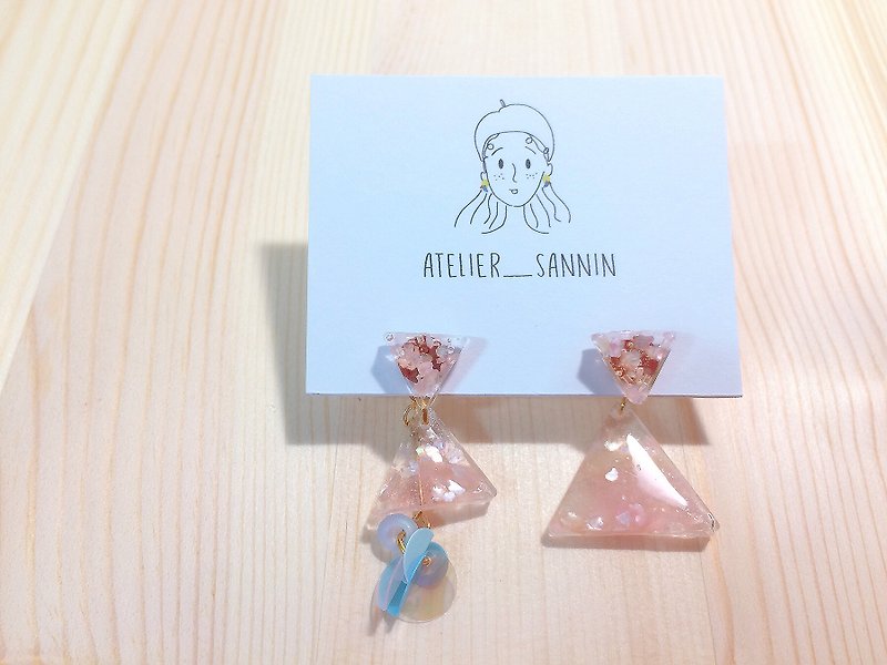 Triangle Sakura flying drape two hand-made earrings earrings - Earrings & Clip-ons - Other Materials Pink