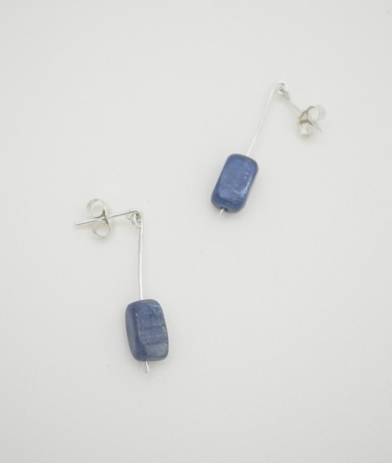 不能歸類系列-藍晶石‧純銀耳環 - 耳環/耳夾 - 寶石 藍色