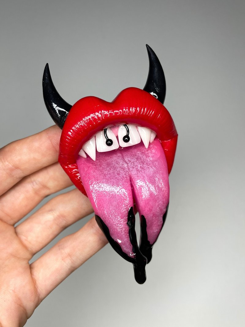 Phone grip. Red lips with black horns. - 其他 - 黏土 