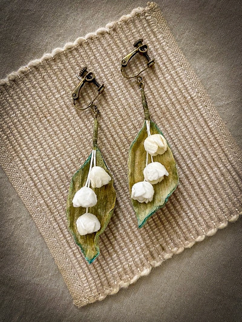 Hand-dyed flower/cloth flower earrings - lily of the valley - ต่างหู - ผ้าไหม 