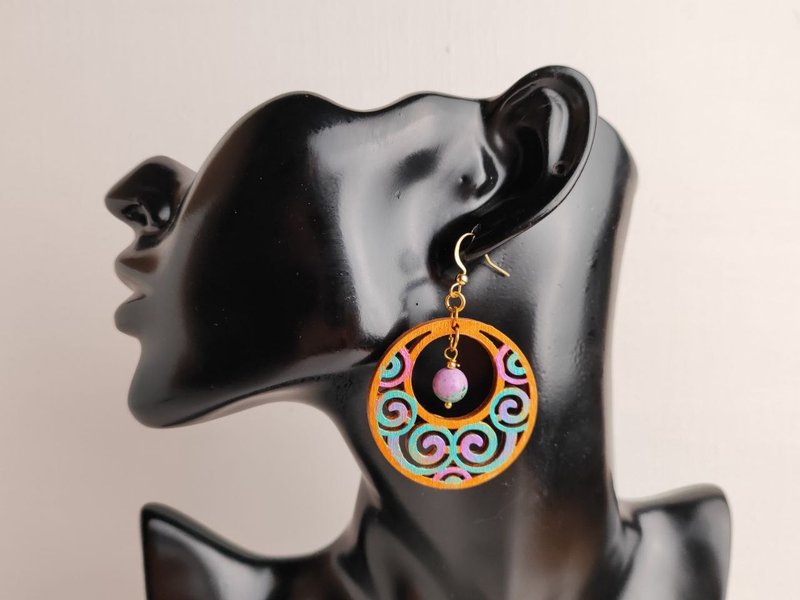 Round lightweight earrings with zoisite ethnic earrings with hand painting - ต่างหู - ขนแกะ หลากหลายสี