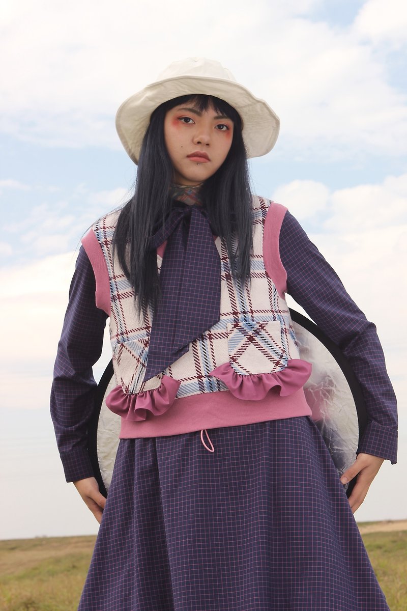 201 autumn and winter contrast color stitching lace woollen weave V-neck vest cute Japanese - เสื้อกั๊กผู้หญิง - ไฟเบอร์อื่นๆ ขาว