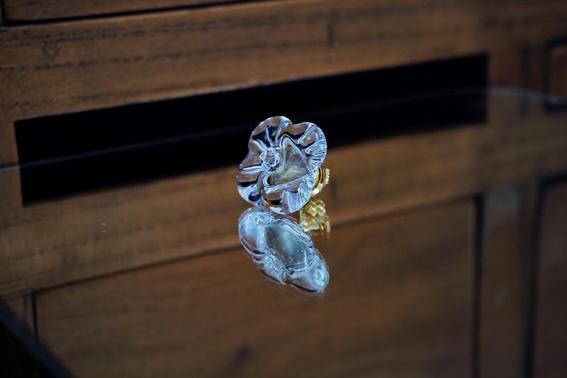 ハリオ手作りガラスブローチ三次元花 - ブローチ - ガラス 透明