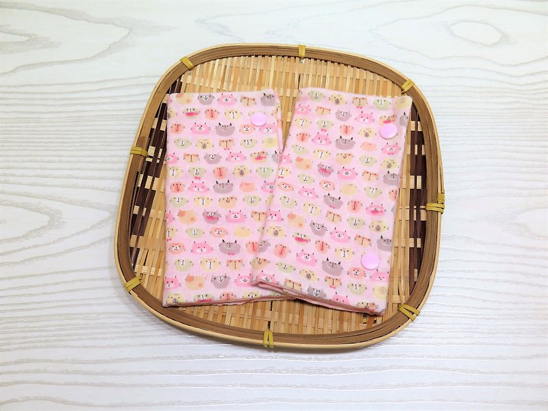 Cute cat (pink) / 2 in (one pair): Japanese six-layer yarn non-toxic hand-held double-sided strap saliva towel. - Bibs - Cotton & Hemp Pink
