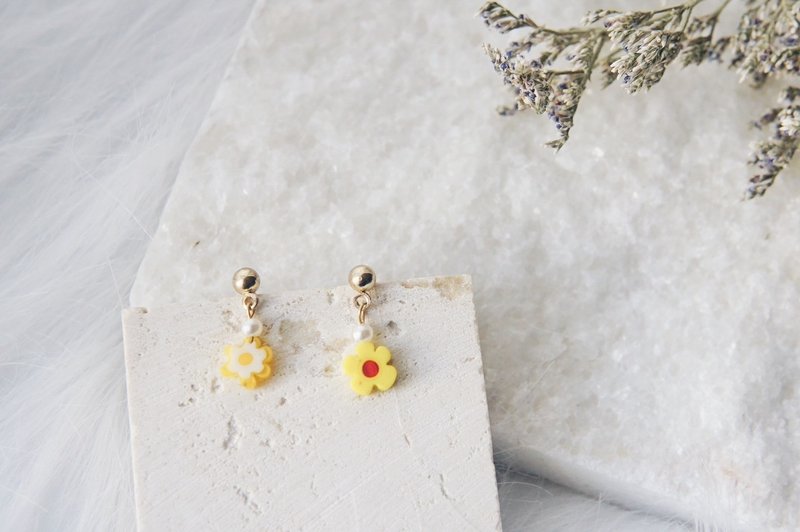 [Small flower] Simple/flower shape/earrings/ Clip-On/ Silver/yellow - Earrings & Clip-ons - Sterling Silver Yellow