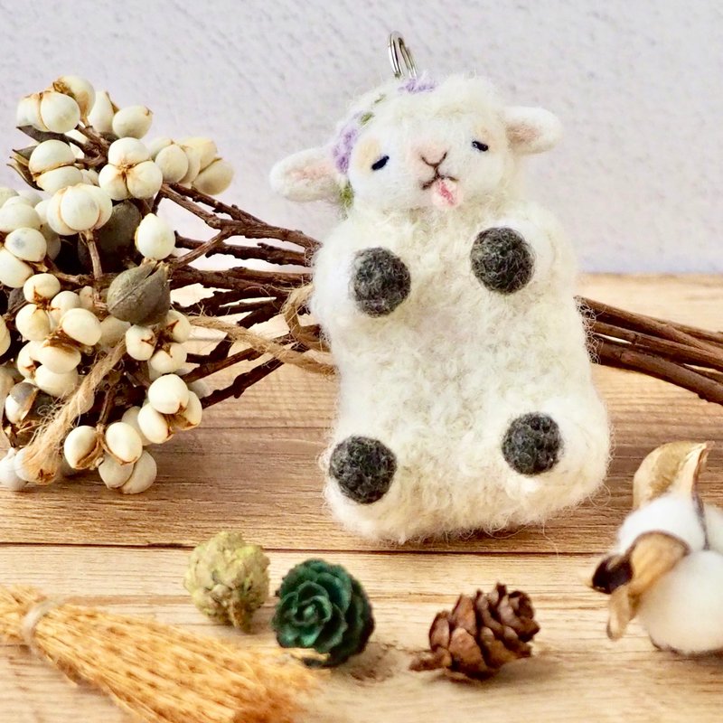 Sleeping sheep bag charm with lavender flower decoration - Knitting, Embroidery, Felted Wool & Sewing - Wool White