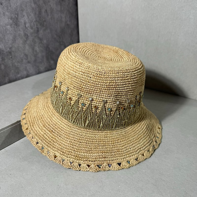 Natural raffia crown embroidered sun hat - หมวก - วัสดุอื่นๆ สีกากี