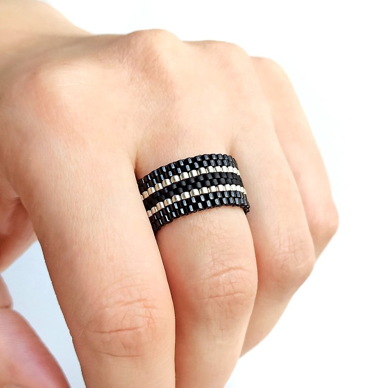 Silver line bead ring Handmade black jewelry Wide flexible ring - 戒指 - 玻璃 銀色