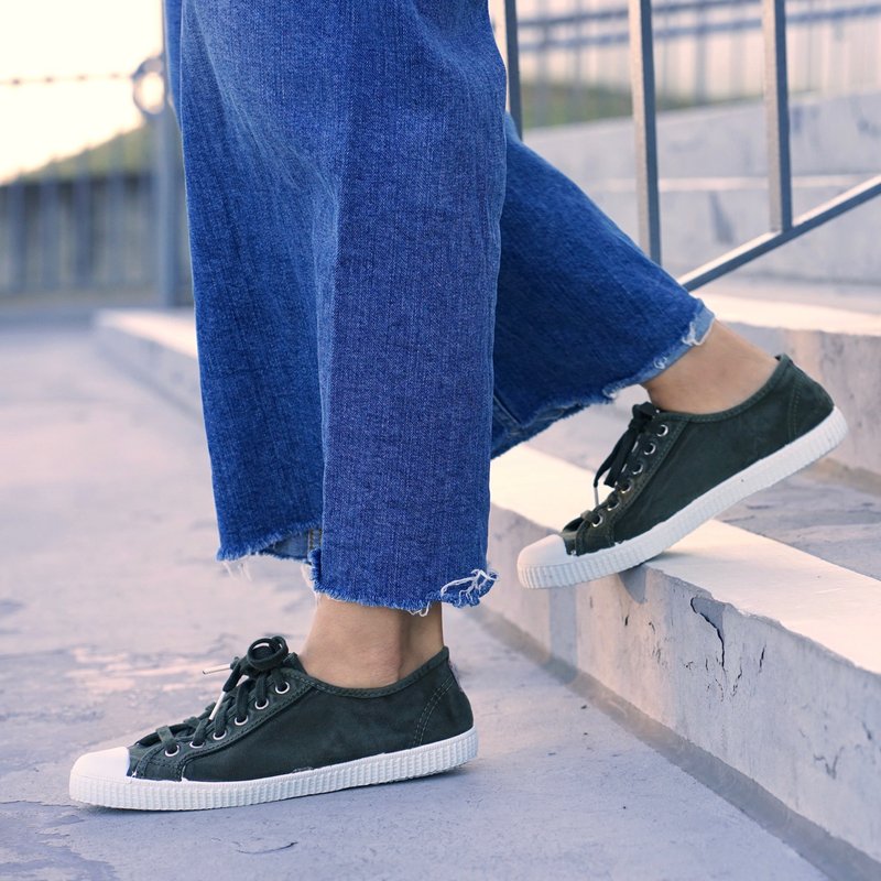 西班牙國民帆布鞋 CIENTA 74777 22 墨綠色 洗舊布料 大人 繫帶款 - 女休閒鞋/帆布鞋 - 棉．麻 綠色