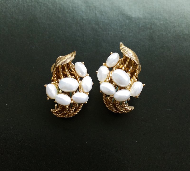 Vintage Jewelry 西洋古董飾品 TRIFARI 仿珠優雅 夾式耳環 - 耳環/耳夾/耳骨夾 - 其他金屬 金色