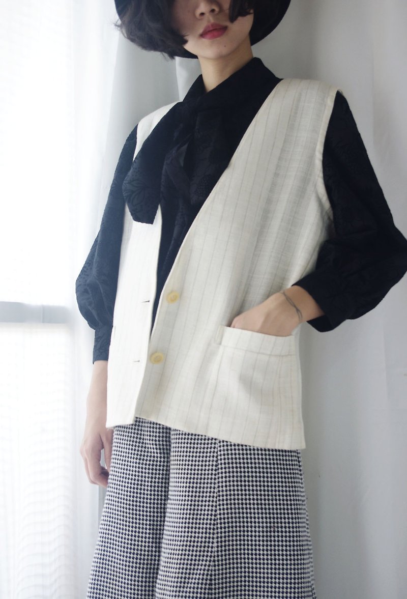Restyle Vintage Remodeling - Rice-White Mixed-Leather Straight-Trim Cropped Vest - เสื้อกั๊กผู้หญิง - ผ้าฝ้าย/ผ้าลินิน ขาว