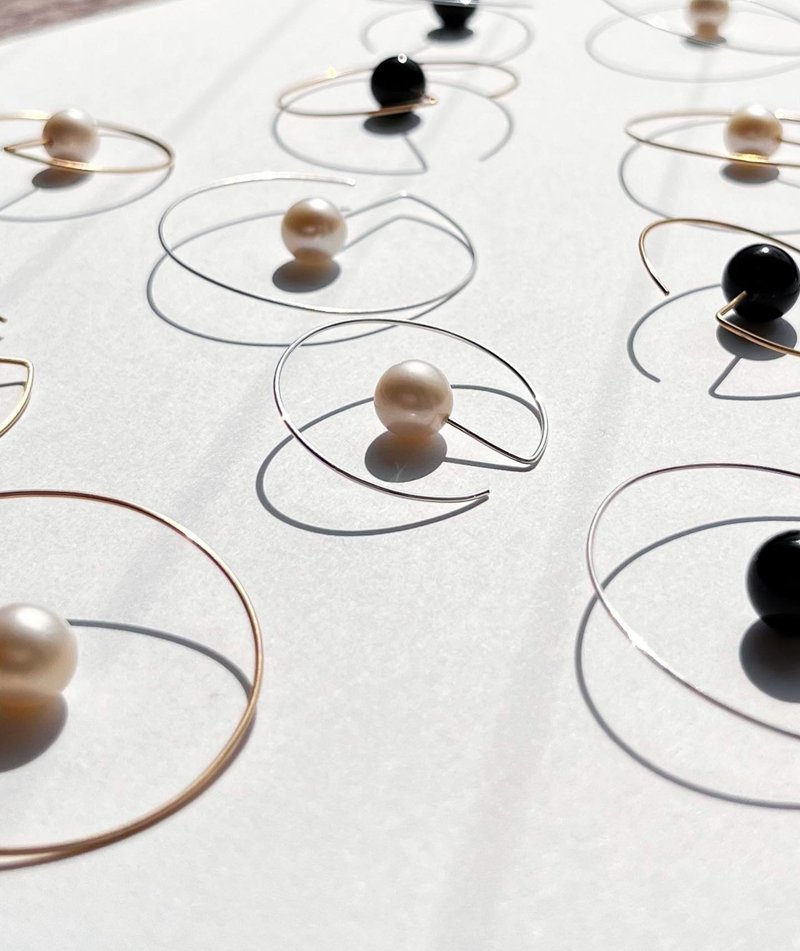 Float  Minimalist Hoops  Freshwater pearl Black agate Sterling Silver 14k Gold f - ต่างหู - เงินแท้ สีทอง