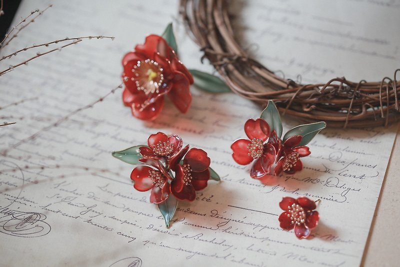 Tsubaki camellia asymmetric earrings crystal flower resin flower earrings Clip-On - Earrings & Clip-ons - Resin Red