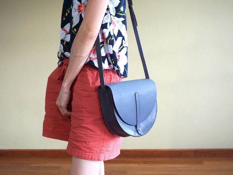 真皮 側背包/斜背包 藍色 - Blue Half Moon Leather Saddle Bag - Minimalist / Half round bag