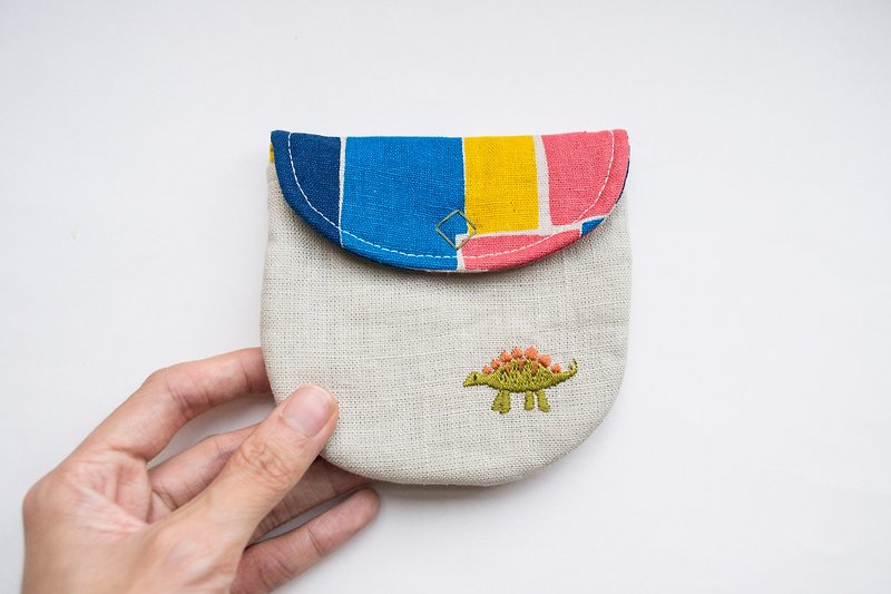 恐龍 Dinosaur Embroidered Linen Wee Pouch - กระเป๋าใส่เหรียญ - ผ้าฝ้าย/ผ้าลินิน หลากหลายสี