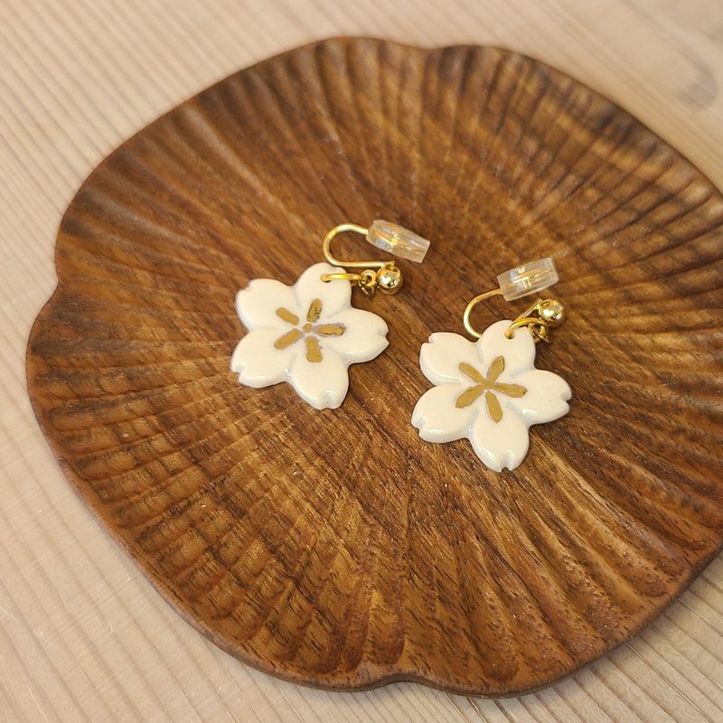 24K純鎏白釉彩櫻花耳環 (耳夾) - 耳環/耳夾/耳骨夾 - 瓷 白色