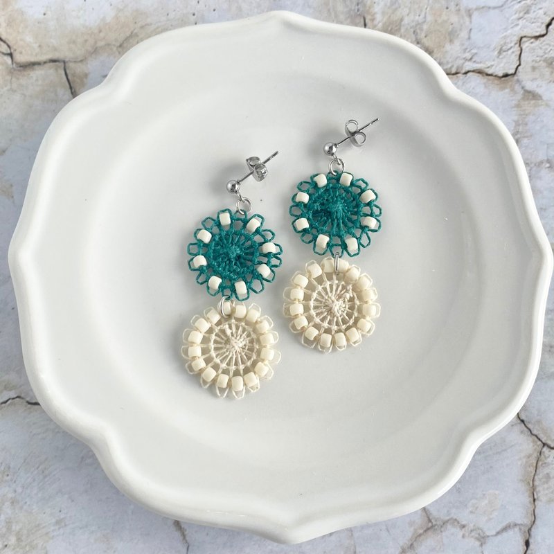 Thread and Bead Round Earrings/Earrings Green Embroidery Ñandutí - Earrings & Clip-ons - Thread Green