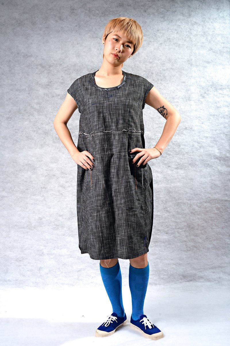 立體花苞兩側弧形口袋 洋裝(鐵灰/土耳其藍2色) - 連身裙 - 棉．麻 灰色