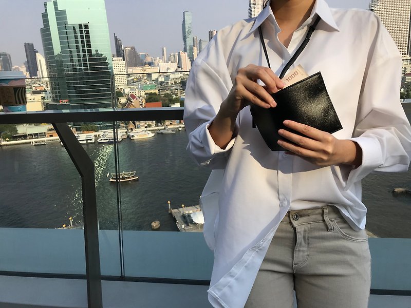 革財布 Minimalist Slim Leather wallet with strap - Black & Silver - 財布 - 革 ブラック