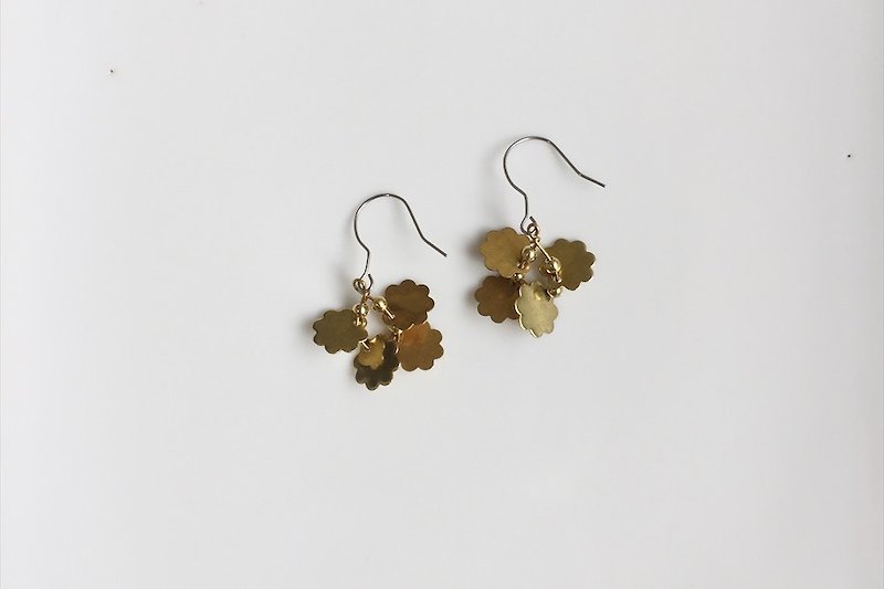 Flowers & Brass fly shape earrings - Earrings & Clip-ons - Gemstone Gold