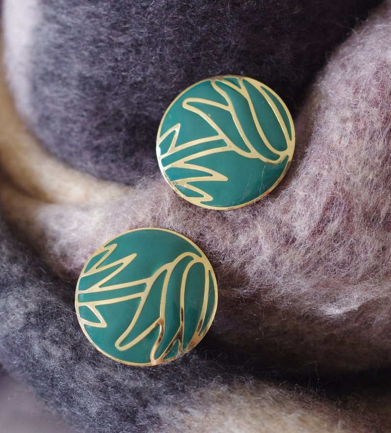 Old and good antique jewelry green gold artistic line enamel round clip earrings C968 - ต่างหู - โลหะ สีทอง