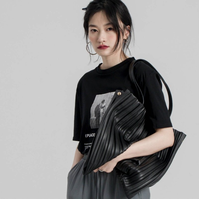 Black hold the world, black and white pleated minimalist tote bag, large capacity soft leather bag, shoulder shopping bag - กระเป๋าแมสเซนเจอร์ - หนังเทียม สีดำ