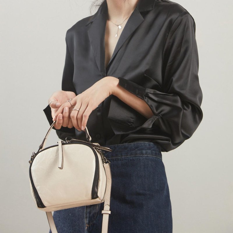 White retro apple 3 color minimalist layer leather saddle bag commuter simple hand shoulder shoulder bag - กระเป๋าแมสเซนเจอร์ - หนังแท้ ขาว