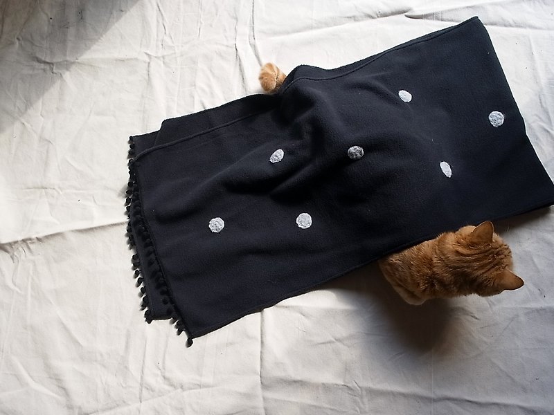 Winter limited wool felt dot handmade scarf with black background, light gray and black ball - ผ้าพันคอถัก - ผ้าฝ้าย/ผ้าลินิน สีดำ