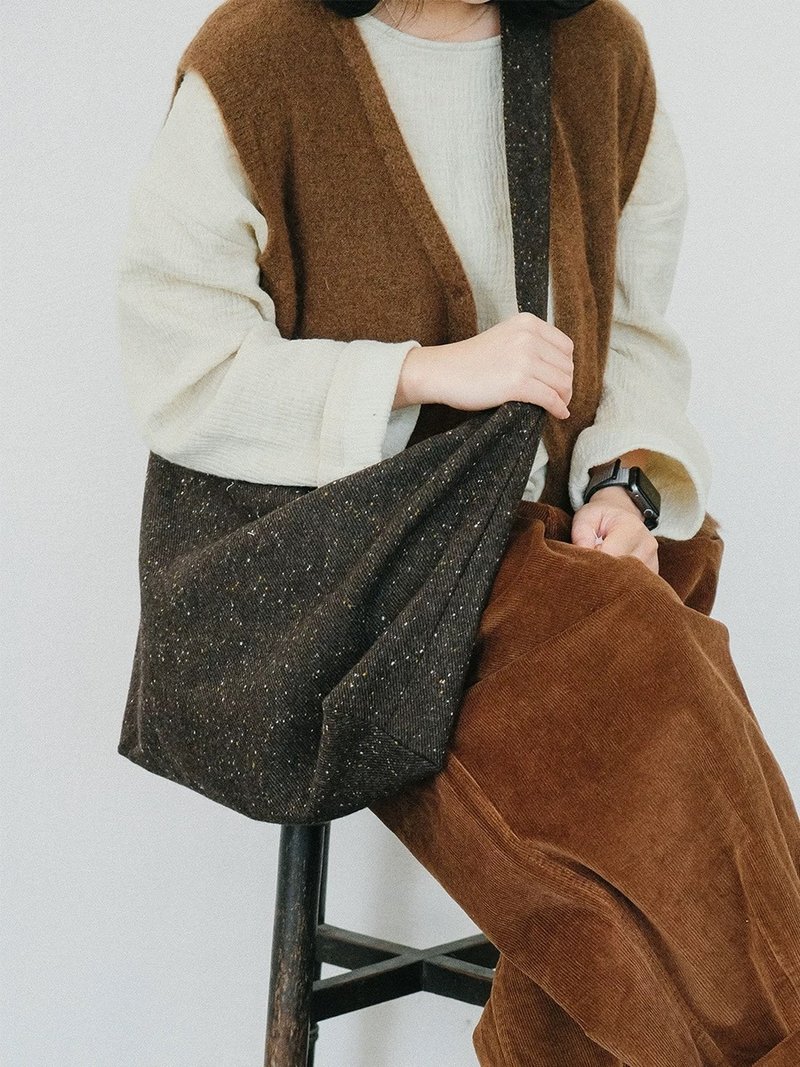 paleMoon | Buckwheat Brown wool messenger bag zipper large capacity Maillard autumn and winter shoulder bag cloth bag - กระเป๋าแมสเซนเจอร์ - ขนแกะ 