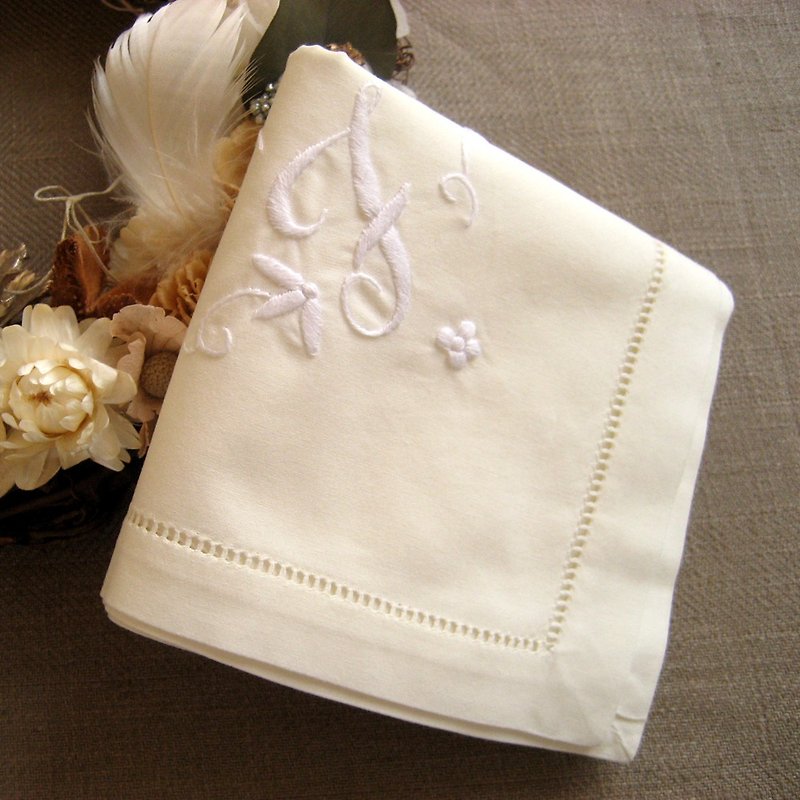 F hand embroidery initial handkerchief ivory - ผ้าเช็ดหน้า - ผ้าฝ้าย/ผ้าลินิน สีกากี
