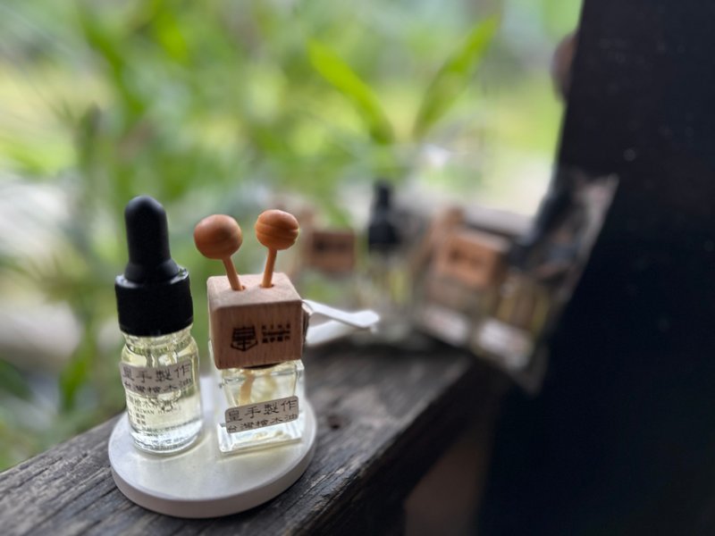 【聖誕禮物】客製化禮物 原木車用香氛夾  台灣檜木頂級檸檬香 - 香氛/精油/擴香 - 木頭 咖啡色
