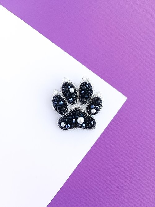 Sistabrooch Embroidered dog paw brooch