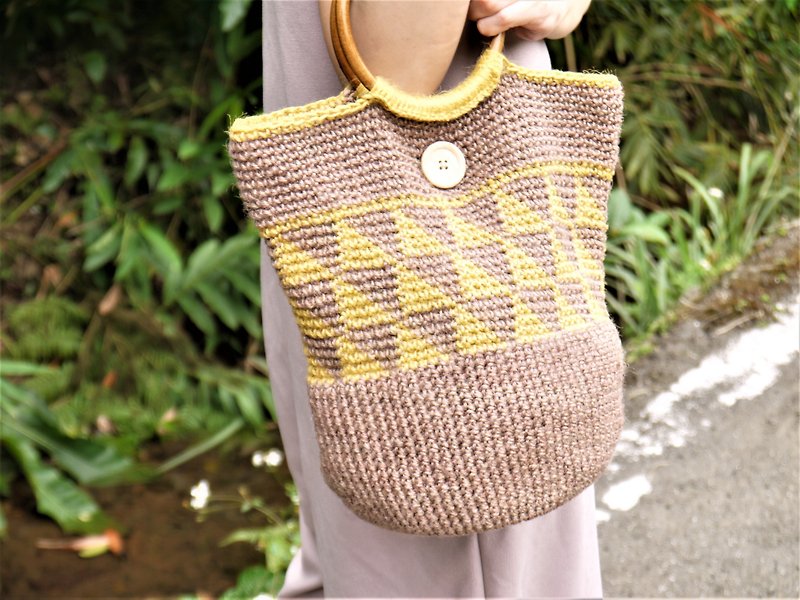 Wood buckle triangular pattern Linen rope bag - Yellow - กระเป๋าถือ - ผ้าฝ้าย/ผ้าลินิน สีกากี