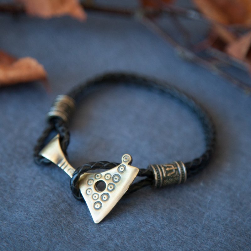 Viking bracelet on leather cord with Hatchet and beads. Pagan jewelry Replica - 手鍊/手環 - 其他材質 橘色