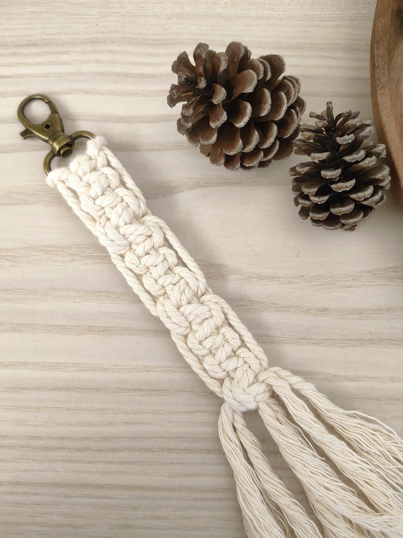 【純白的macrame'】macrame編織 吊飾 鑰匙圈 掛飾禮物 - 鑰匙圈/鑰匙包 - 棉．麻 