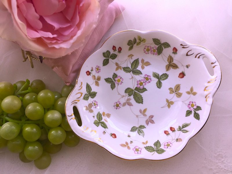 British bone china Wedgwood Wild Strawberry wild strawberry jewelry plate cake tray snack plate - Small Plates & Saucers - Porcelain Multicolor