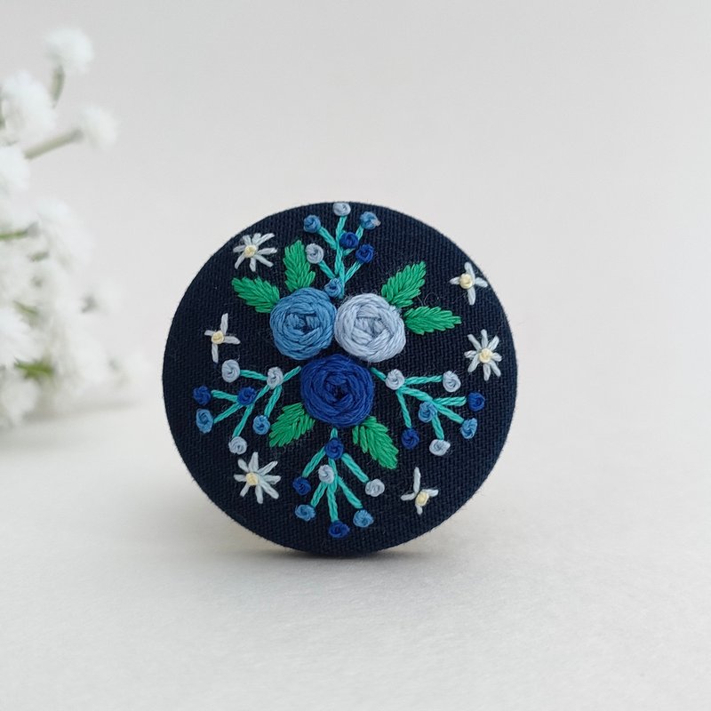 Blue Rose Bouquet Embroidery Brooch or Hair Tie - Brooches - Cotton & Hemp Blue