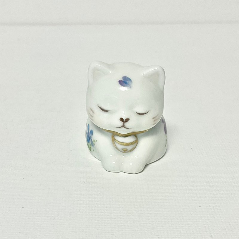 Hand-drawn bowing cat figurine - ของวางตกแต่ง - เครื่องลายคราม ขาว