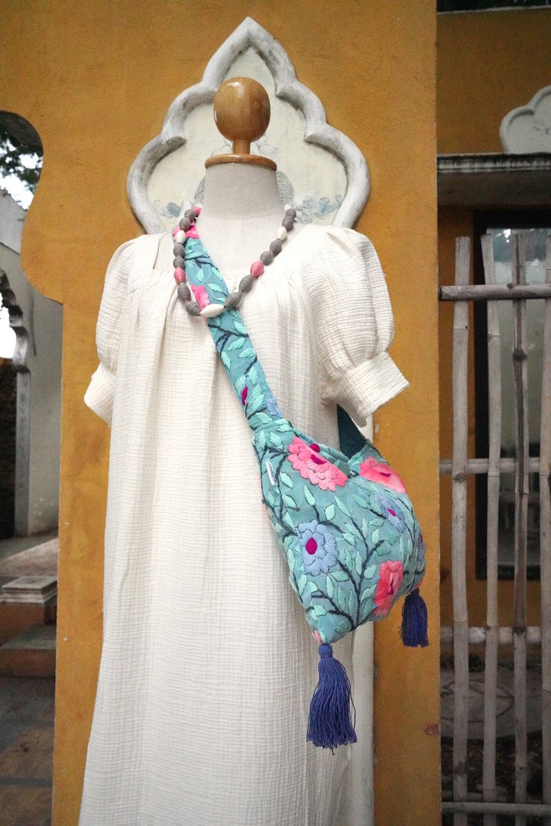 手工刺繡 淺藍色 花卉 斜背包 肩背包 - 側背包/斜背包 - 絲．絹 藍色