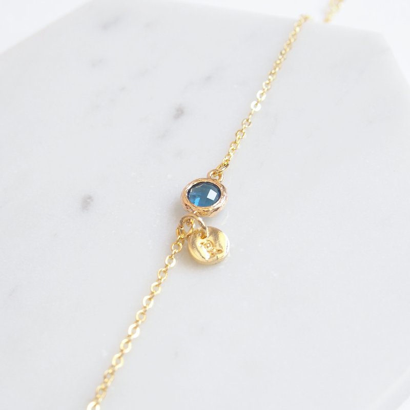 Simple and customizable ・English letters ・Gold-plated edging glass imitation gemstones ・Bracelet (Sapphire Blue) - สร้อยข้อมือ - แก้ว สีน้ำเงิน