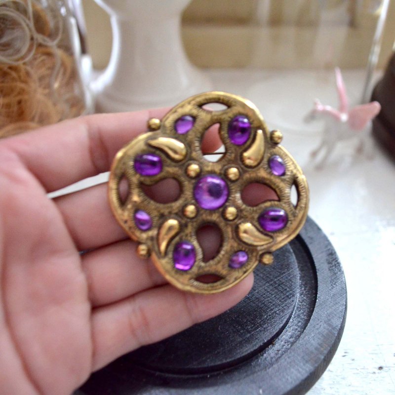 Vintage Purple Stone Imitation Metal Irregular Brooch Noble Vintage Japanese Second-hand Medieval Jewelry - เข็มกลัด - เครื่องเพชรพลอย สีทอง