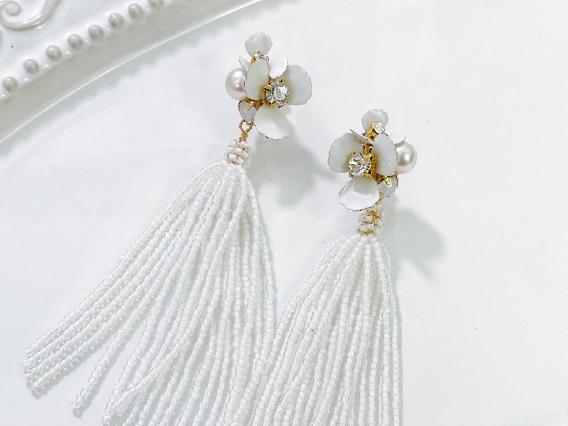 Broadway Style Classic Pearl White Tassel Bead Earrings - ต่างหู - วัสดุอื่นๆ ขาว