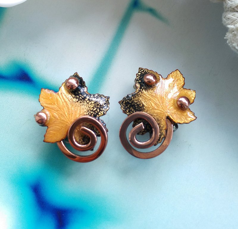 Vintage Jewelry 西洋古董飾品 MATISSE 粉橘捲葉 夾式耳環 - 耳環/耳夾/耳骨夾 - 其他材質 金色