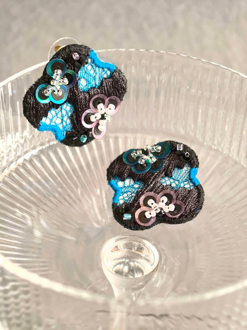 海棠仿螺鈿法式刺繡耳釘 | 原創設計 - 耳環/耳夾/耳骨夾 - 繡線 黑色