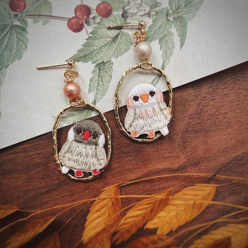 刺繍ピアス・イヤリング | ケージ中の文鳥 | Littdlework - ピアス・イヤリング - 刺しゅう糸 多色