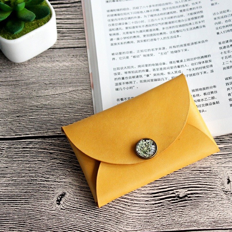 Such as Wei original yellow tea eternal flower handmade leather business card holder first layer of leather business card holder retro art ladies card bag purse custom lettering 11 * 7cm - กระเป๋าใส่เหรียญ - หนังแท้ สีเหลือง