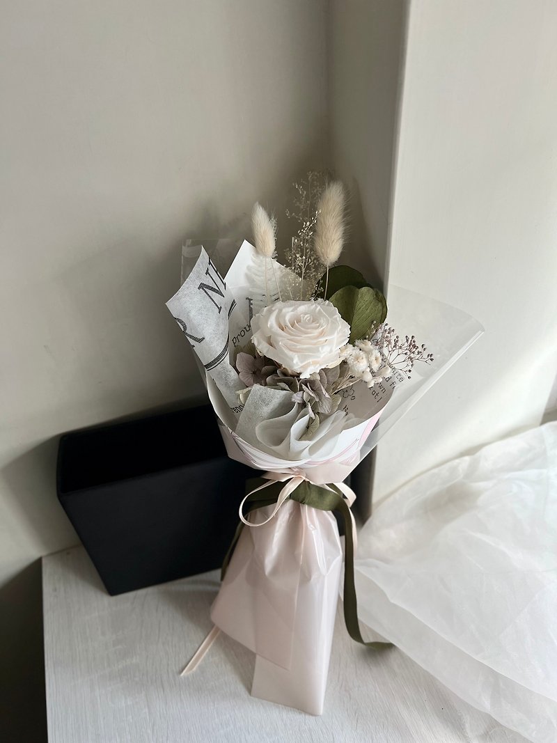永遠に続く一輪のホワイトバラの花束 - ドライフラワー・ブーケ - 寄せ植え・花 